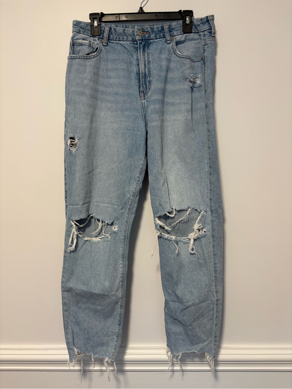American Eagle Strigid Curvy Mom Jeans Size 14 Distressed Light Wash